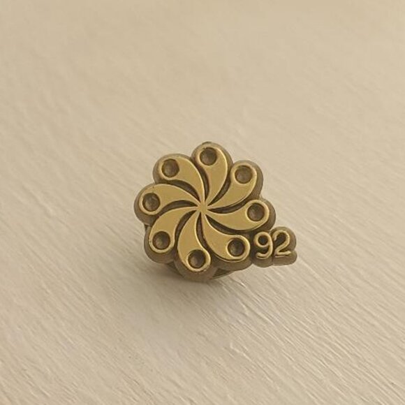 1992 Exposition Convention Vintage Whirligig Lapel Pin - Picture 1 of 4